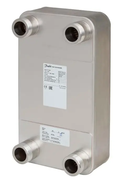 Edelstahl-Wärmeübertrager von Danfoss mit mehreren Anschlüssen, erkennbar an der markanten rectangularen Form und der technischen Kennzeichnung auf der Vorderseite.
